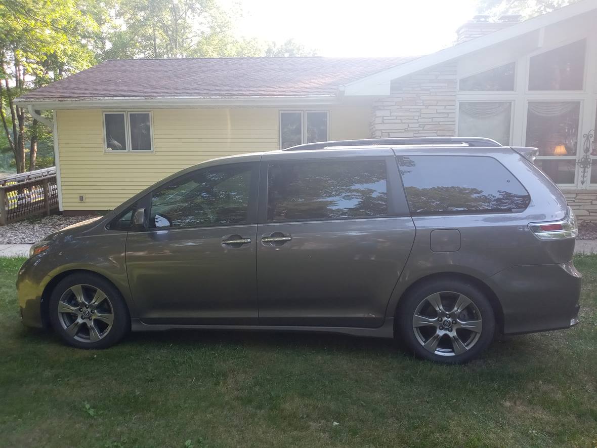 2019 Toyota Sienna for sale by owner in Iron Mountain