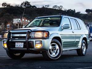 1999 Infiniti QX4 with Silver Exterior