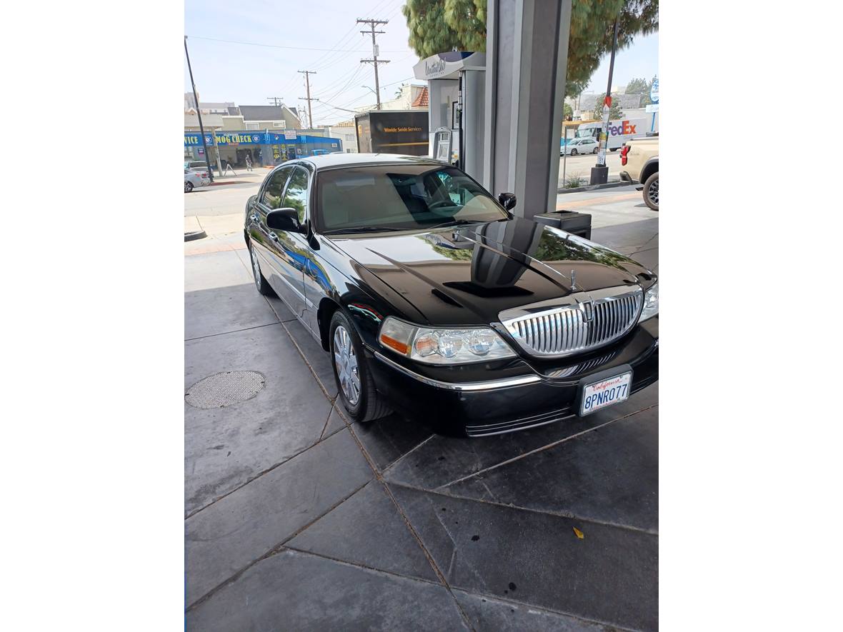 2005 Lincoln Town Car for sale by owner in Burbank