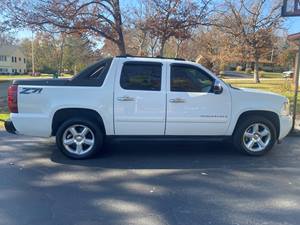 2008 Chevrolet Avalanche with White Exterior