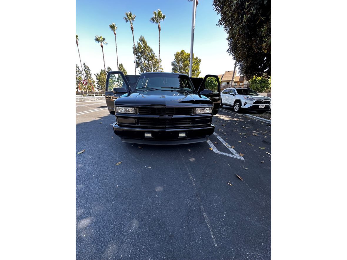 2000 Chevrolet Tahoe Limited for sale by owner in Anaheim