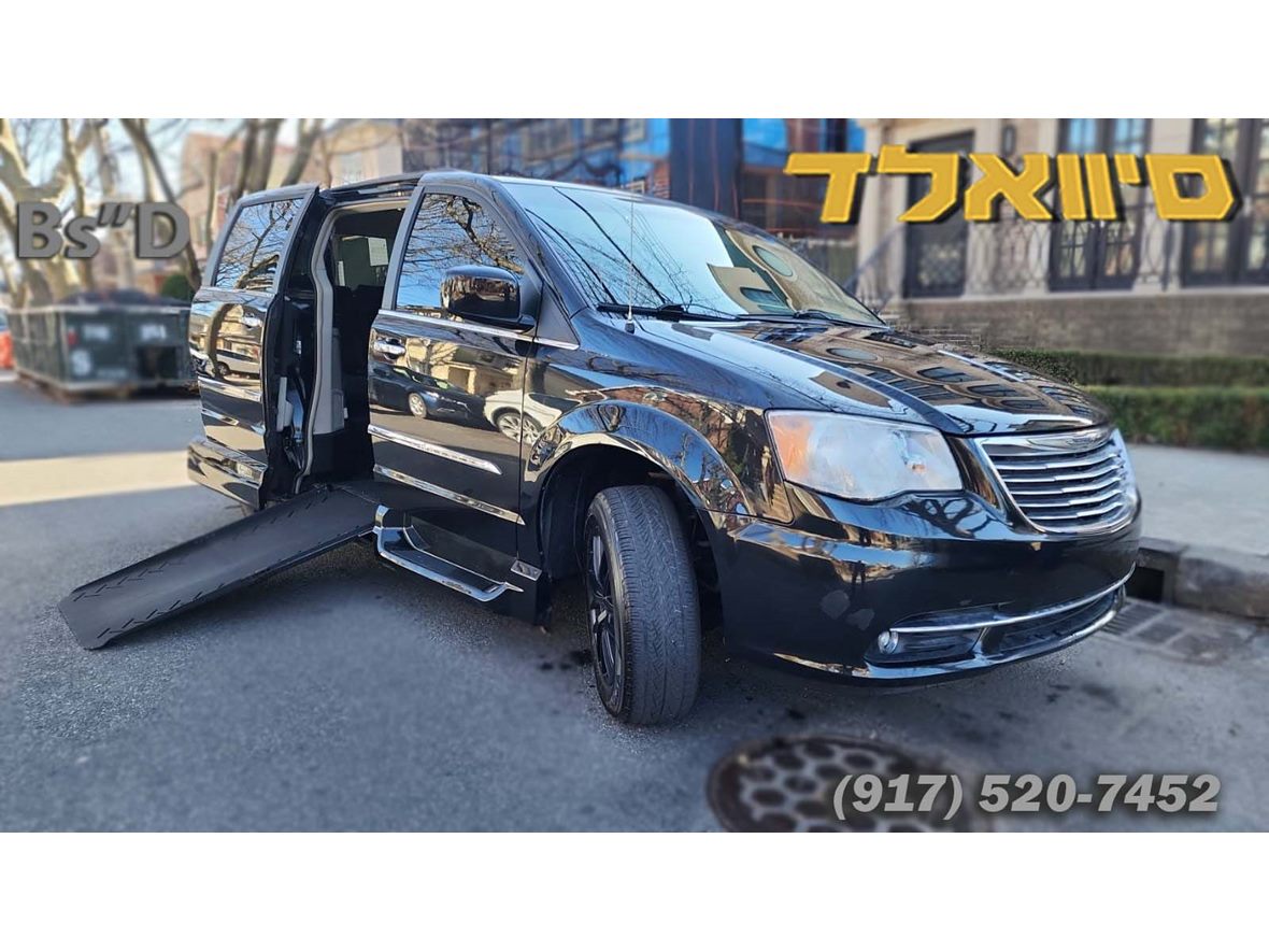 2016 Chrysler Town & Country for sale by owner in Brooklyn