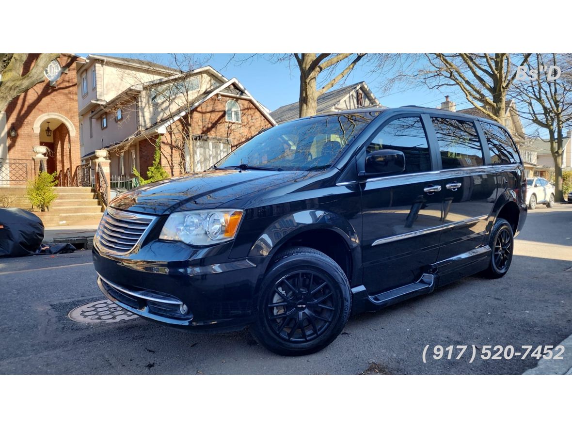 2016 Chrysler Town & Country for sale by owner in Brooklyn