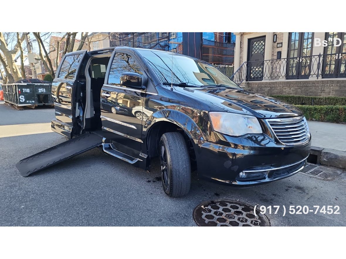 2016 Chrysler Town & Country for sale by owner in Brooklyn