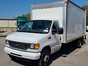 White 2007 Ford E450