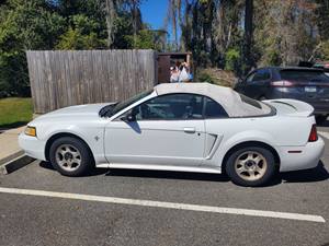 White 2000 Ford Mustang