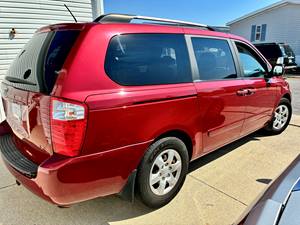 Red 2009 Kia Sedona