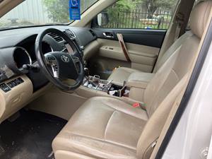 2012 Toyota Highlander with White Exterior