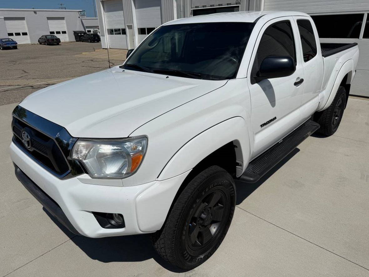2012 Toyota Tacoma PreRunner 4.0L V6 for sale by owner in Charlotte