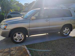 2005 Toyota Highlander with Gold Exterior