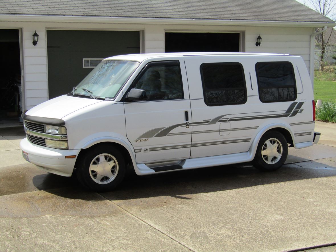 1999 Chevrolet Astro for sale by owner in Youngstown