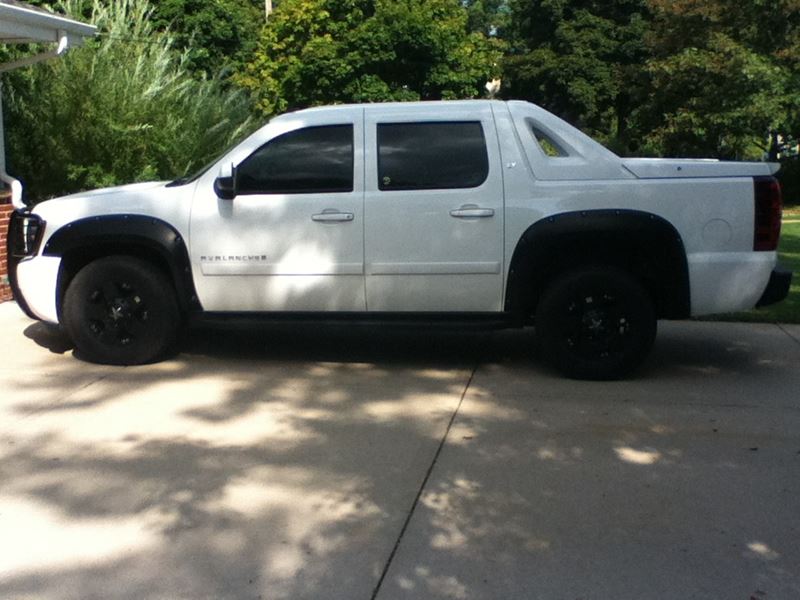 2007 Chevrolet Avalanche for sale by owner in Fredonia