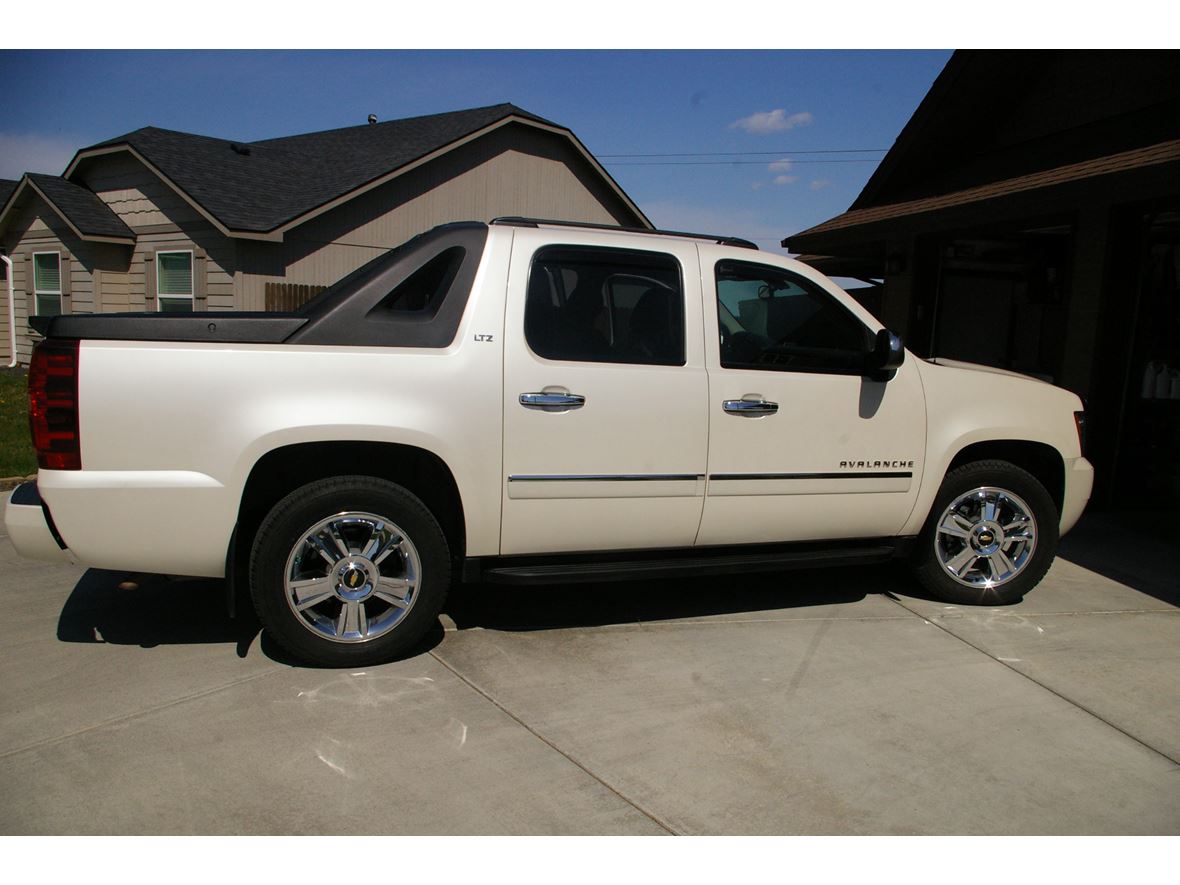 2010 Chevrolet Avalanche for sale by owner in Pasco