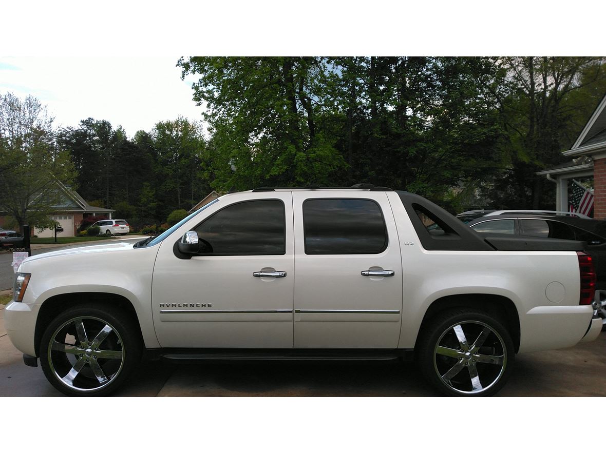2011 Chevrolet Avalanche for sale by owner in Mebane
