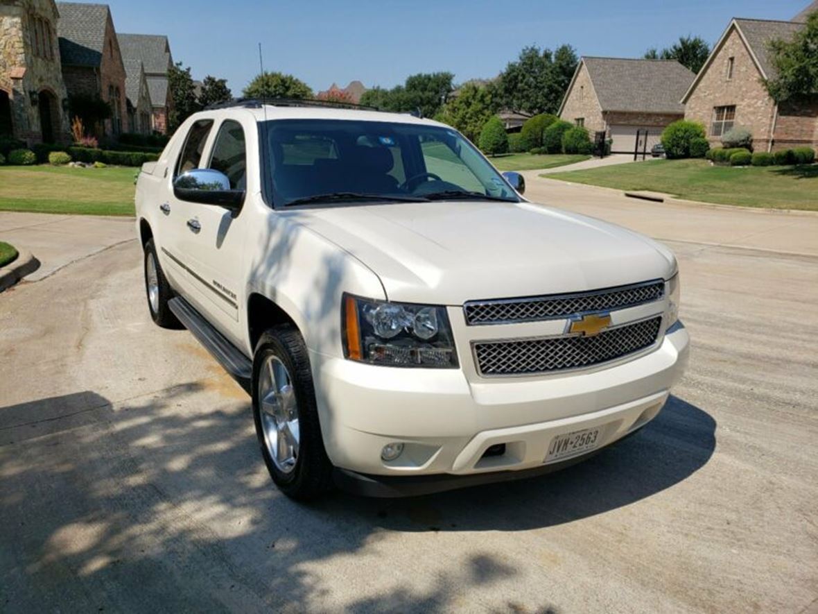 2013 Chevrolet Avalanche for sale by owner in Austin