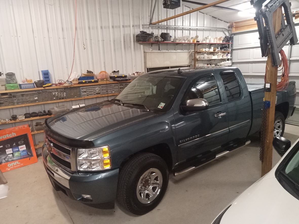 2011 Chevrolet Silverado 1500 EXT Cab LT for sale by owner in New Iberia