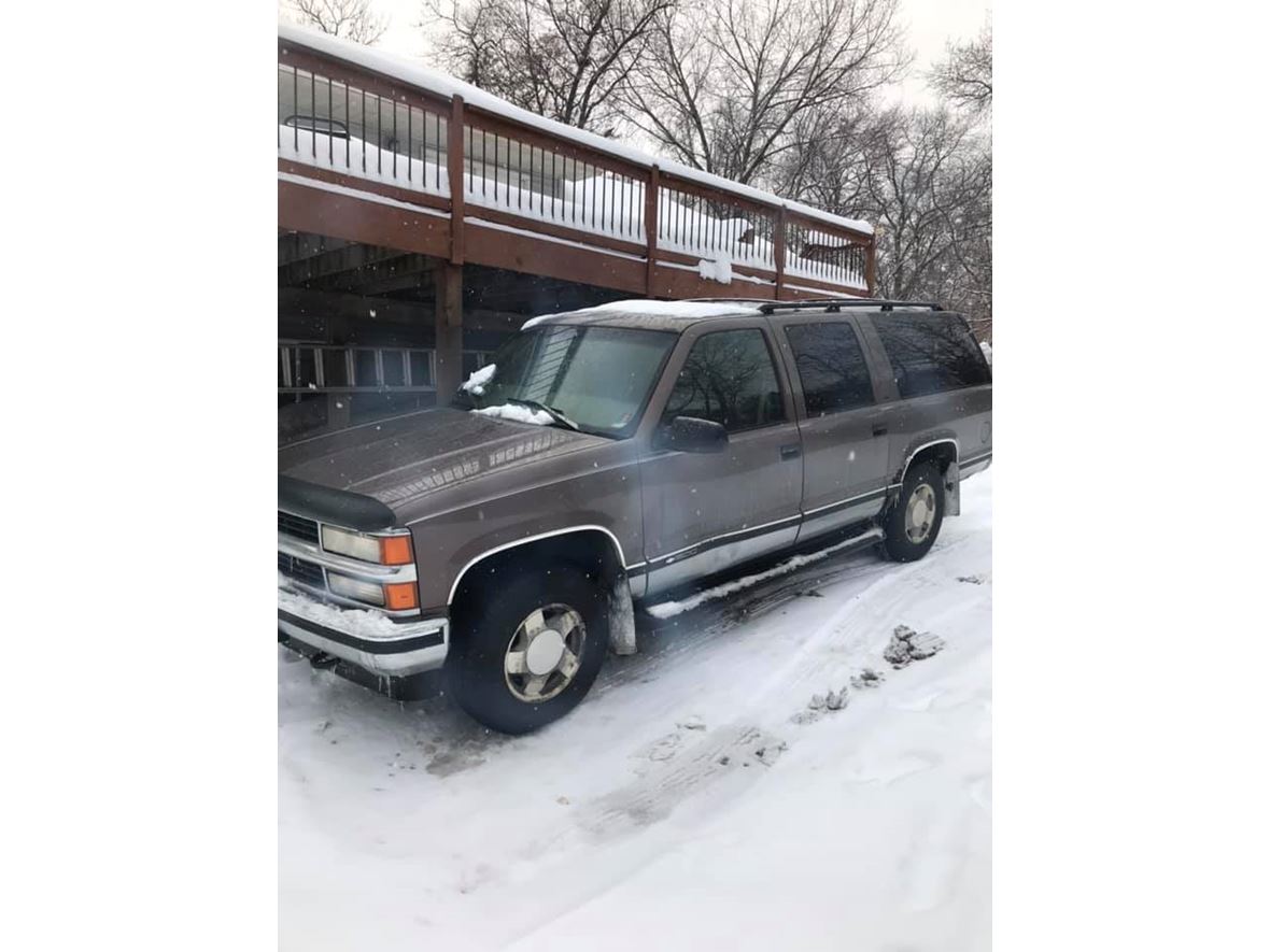 1998 Chevrolet Suburban for sale by owner in Saint Paul