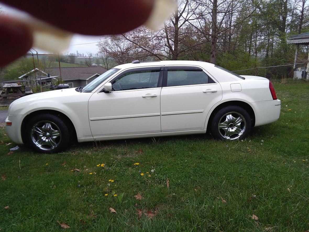 2005 Chrysler 300 for sale by owner in Abingdon