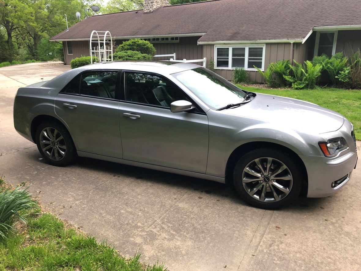 2014 Chrysler 300 for Sale by Owner in Cedar Rapids, IA 52403