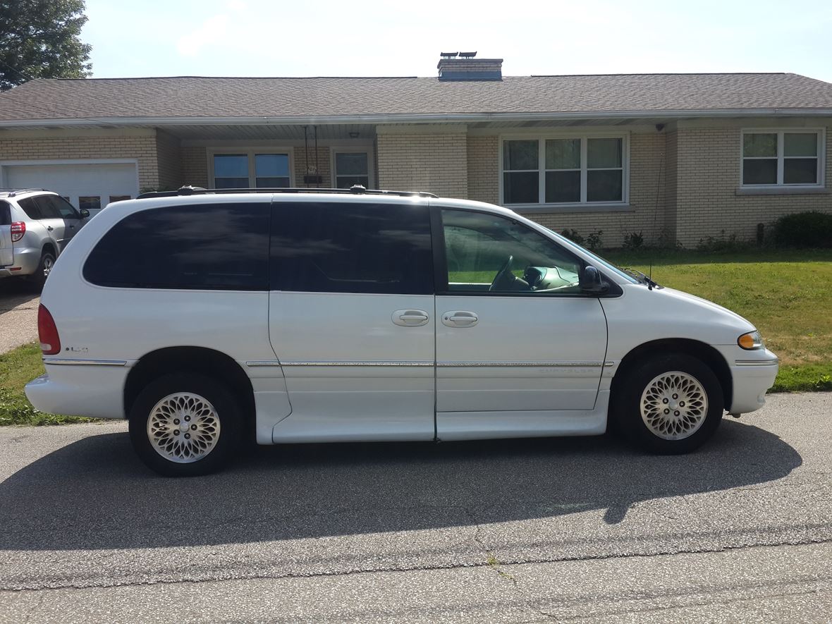 1997 Chrysler Town & Country for sale by owner in Erie