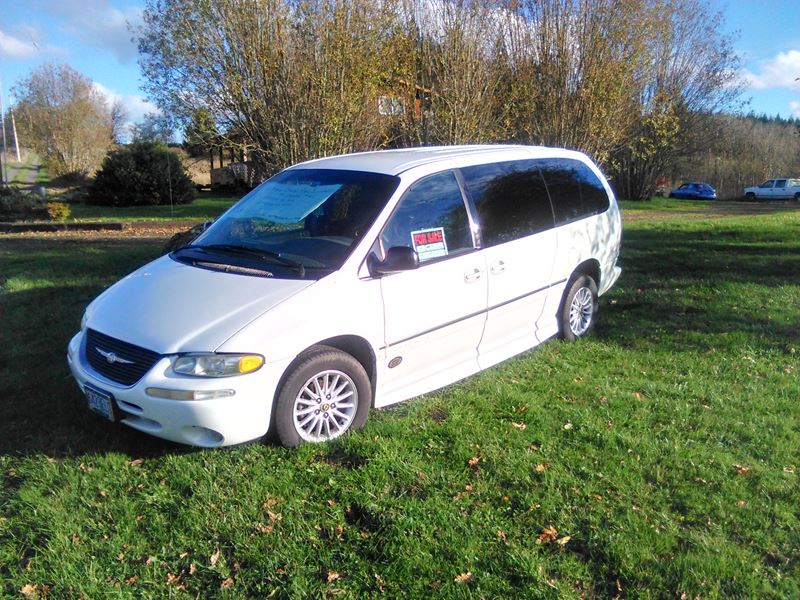 1999 Chrysler Town & Country for sale by owner in Molalla