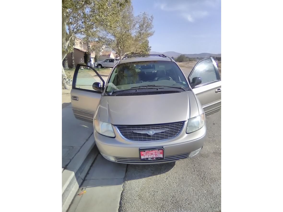 2002 Chrysler Town & Country for sale by owner in Palmdale