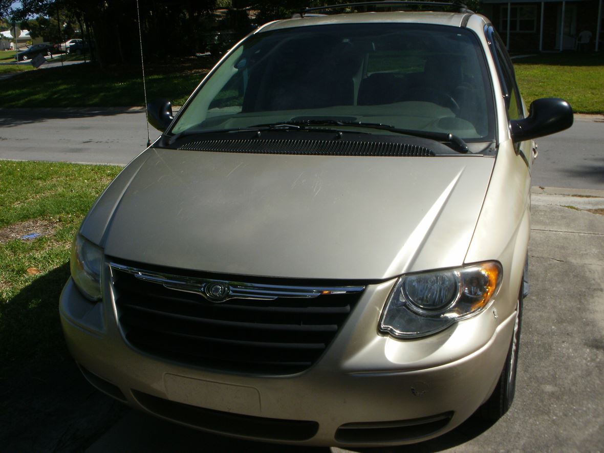 2005 Chrysler Town & Country for sale by owner in Sarasota