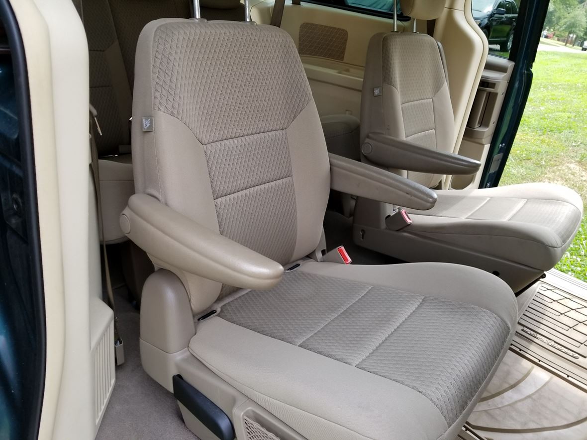 2009 Chrysler Town & Country for sale by owner in Frankfort