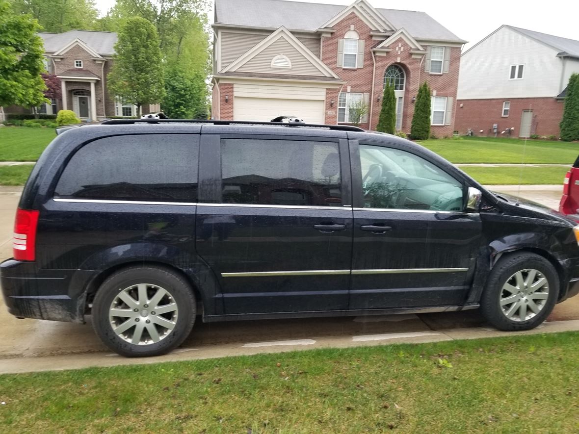2010 Chrysler Town & Country for sale by owner in Macomb