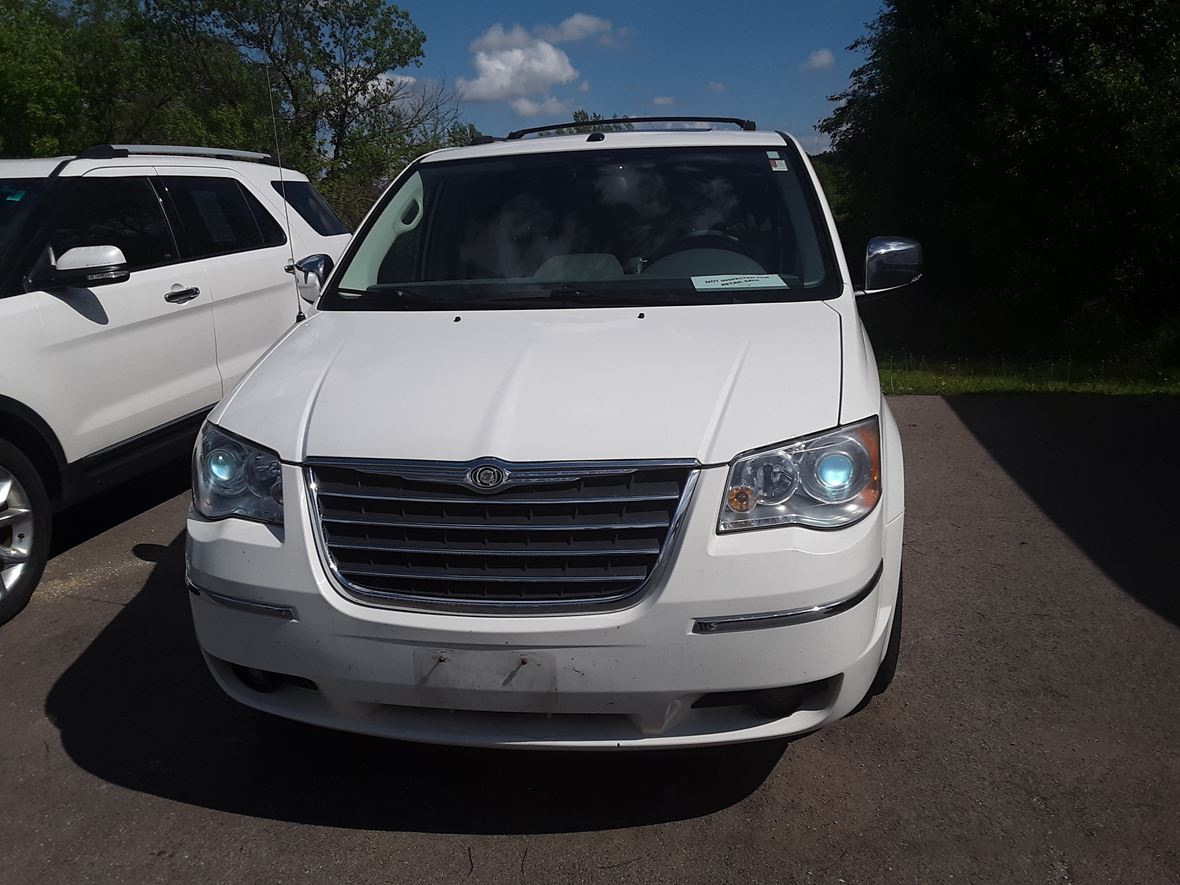 2010 Chrysler Town & Country for sale by owner in Freeport