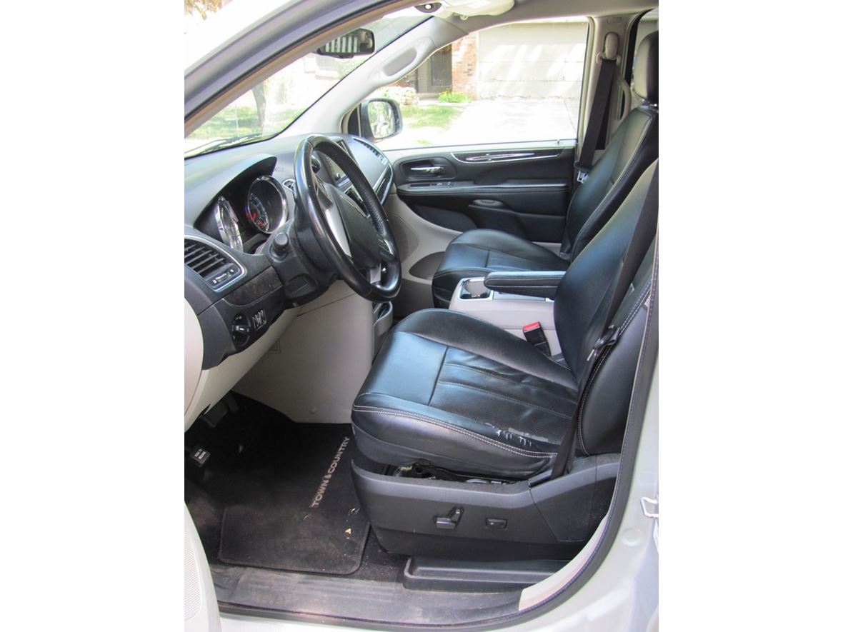 2012 Chrysler Town & Country for sale by owner in Indianapolis