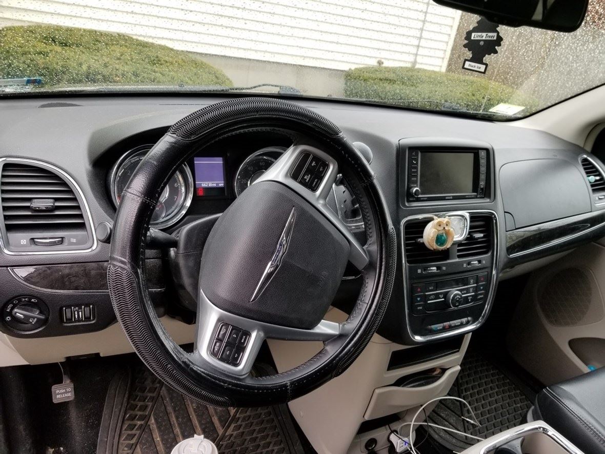 2013 Chrysler Town & Country for sale by owner in Springfield