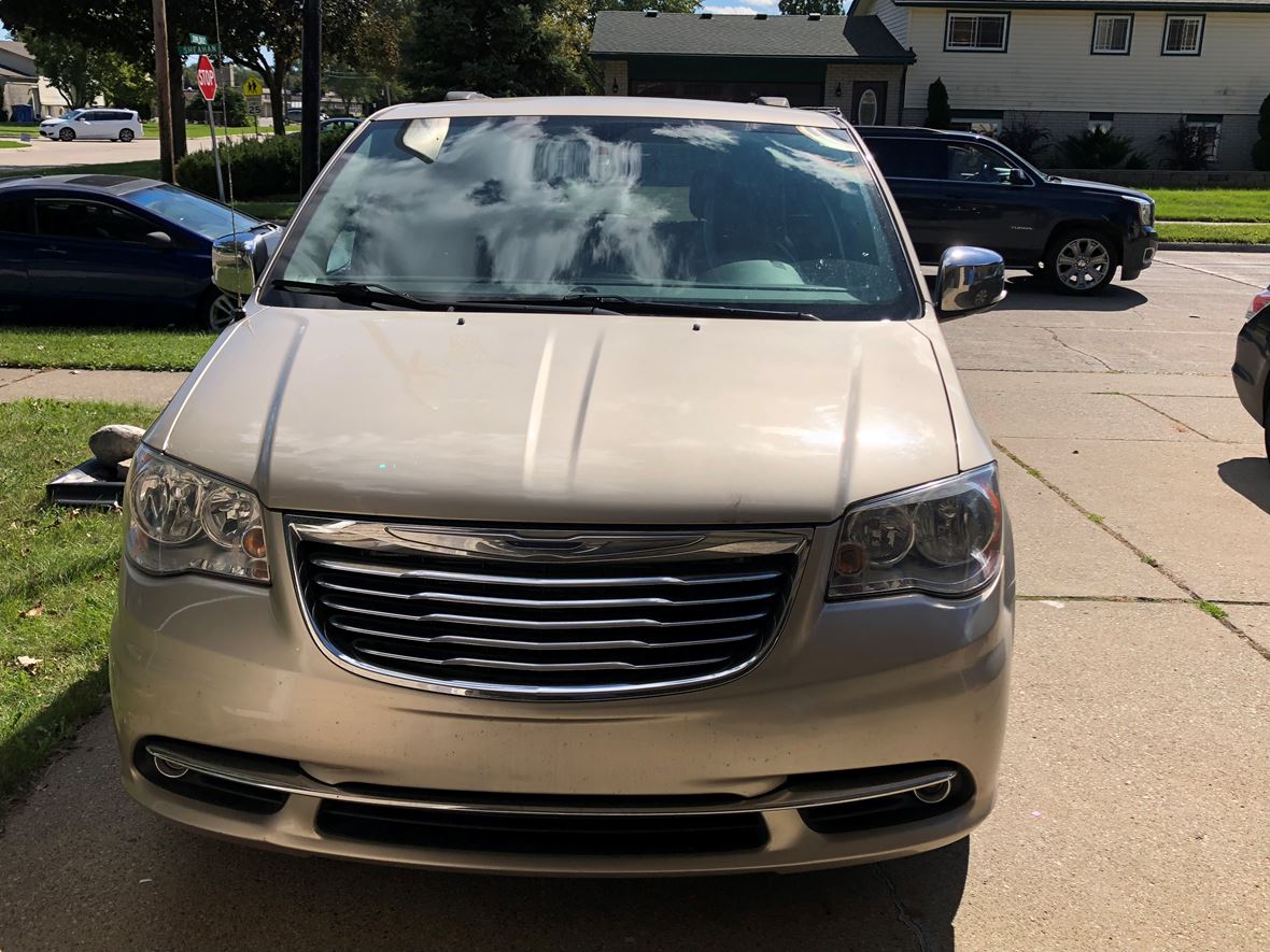 2013 Chrysler Town & Country for sale by owner in Dearborn Heights