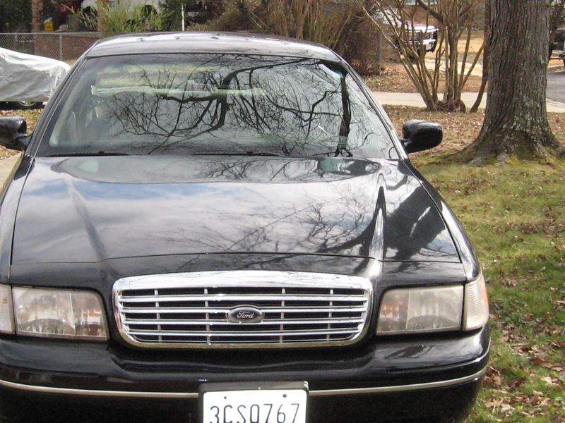 1998 Ford Crown Victoria for sale by owner in Temple Hills