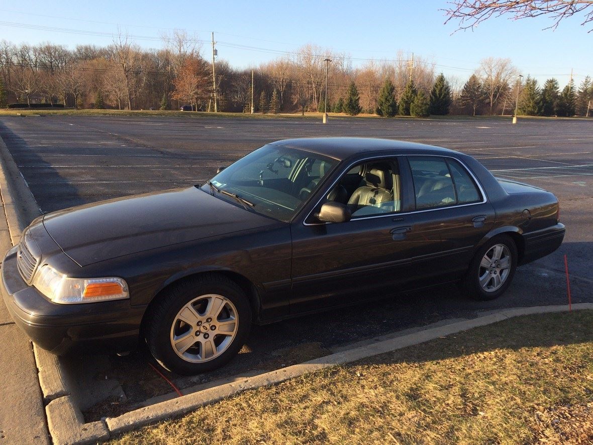 2004 Ford Crown Victoria for sale by owner in Saint Clair Shores