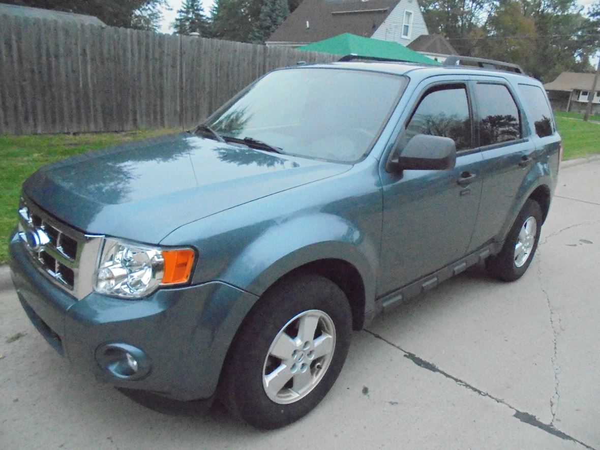 2010 Ford escape for Sale by Private Owner in Westland, MI 48186