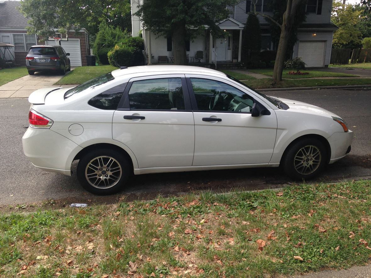 2010 Ford Focus for sale by owner in West Hempstead