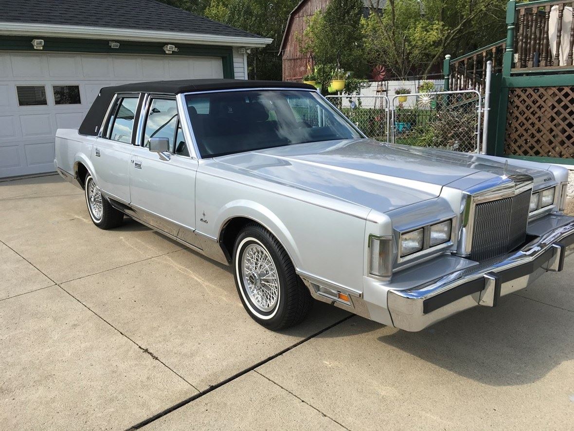 1987 Ford Lincoln Town car for sale by owner in Newport