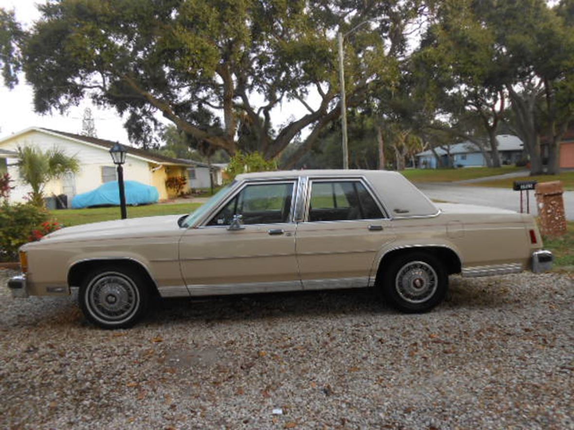 1985 Ford LTD Crown Victoria for sale by owner in Venice