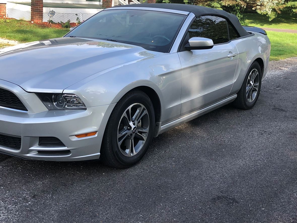 2013 Ford Mustang for sale by owner in Belleville