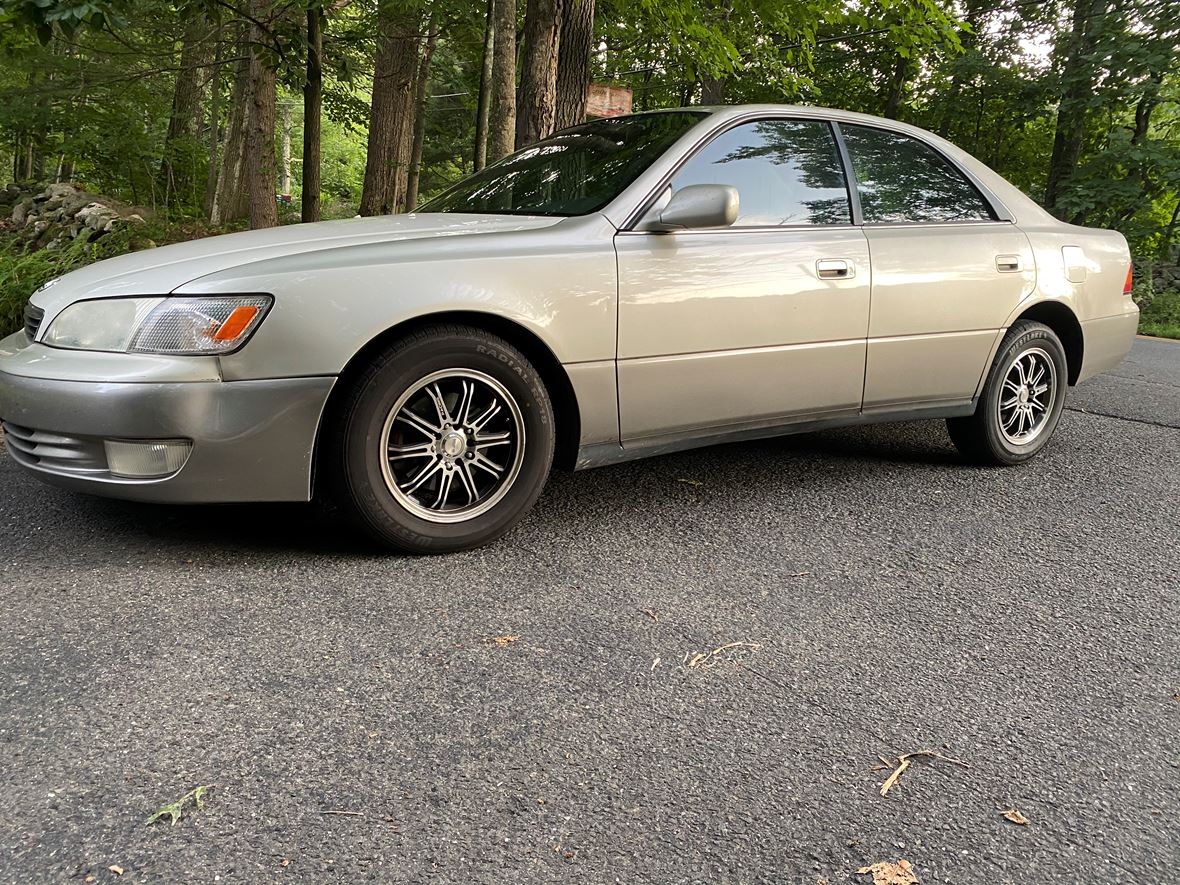 1998 Lexus ES 300 for sale by owner in Leeds