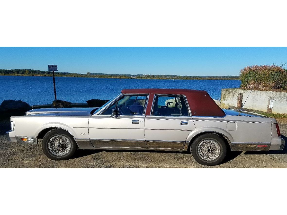 1988 Lincoln Town Car for sale by owner in Old Saybrook