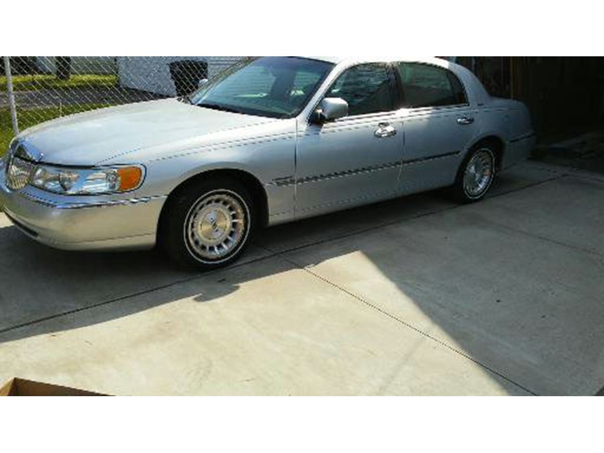 1999 Lincoln Town Car for sale by owner in Detroit