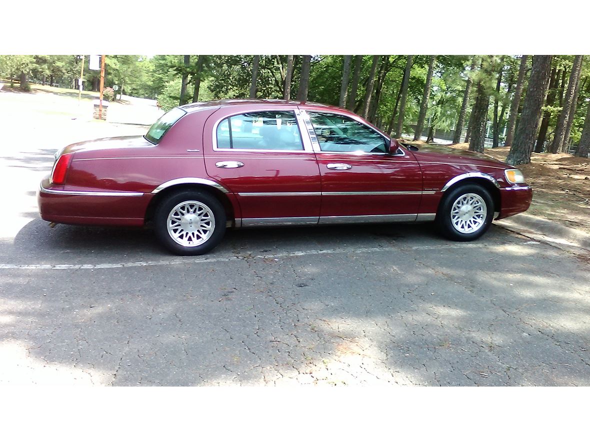 1999 Lincoln Town Car for sale by owner in Little Rock