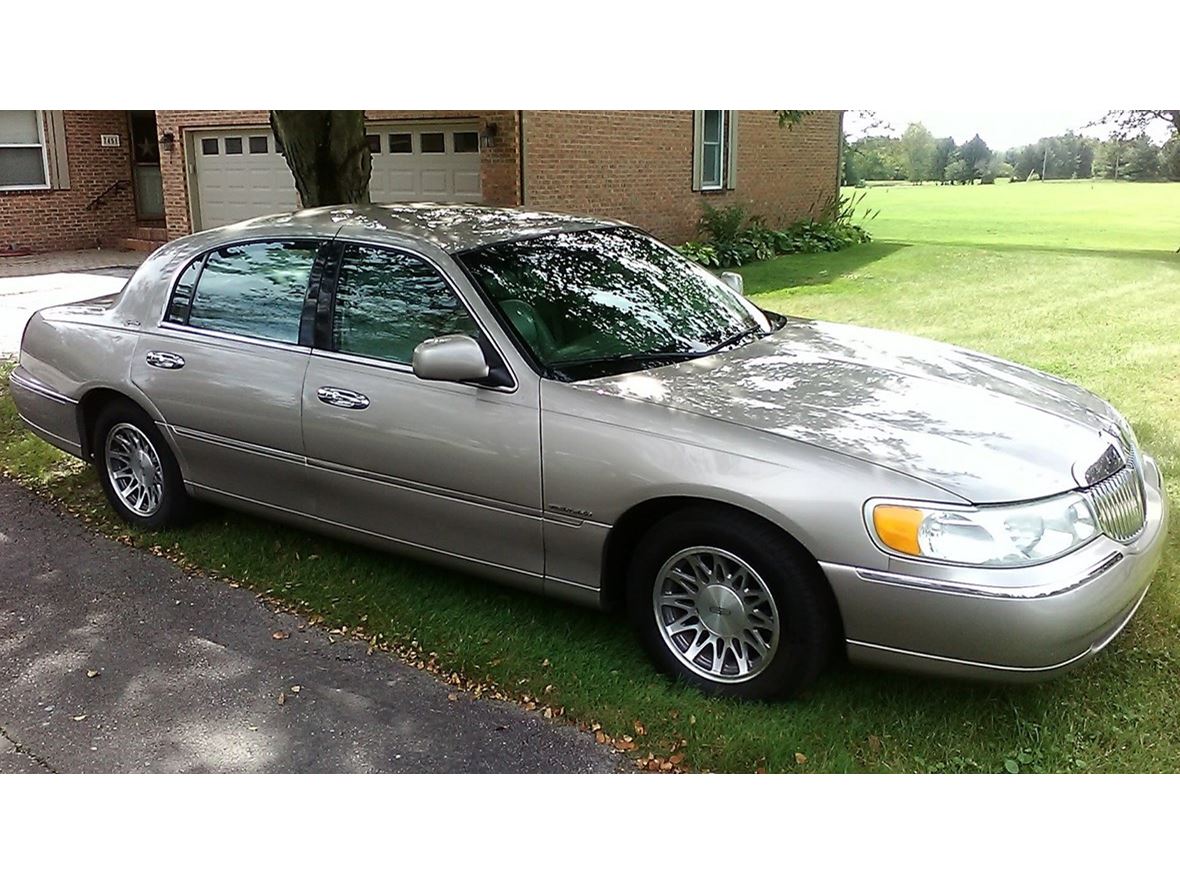 1999 Lincoln Town Car for sale by owner in North Lewisburg