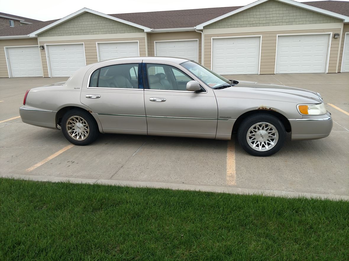 1999 Lincoln Town Car for sale by owner in Sioux Falls