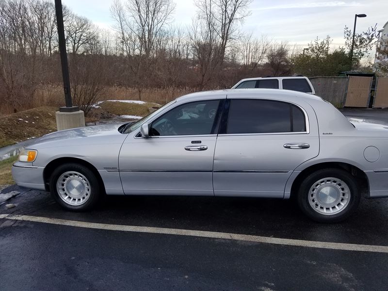 2000 Lincoln Town Car for sale by owner in Danvers