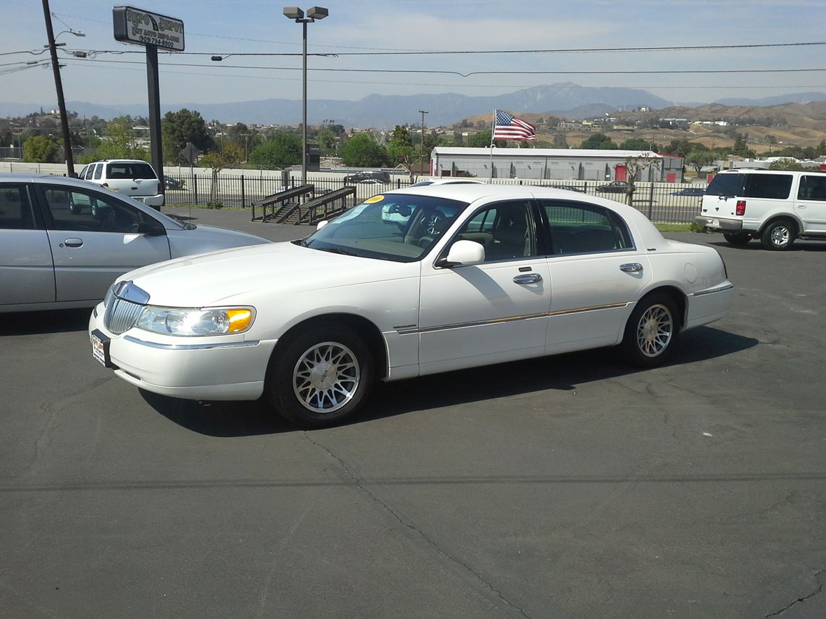 2000 Lincoln Town Car for sale by owner in Big Bear Lake