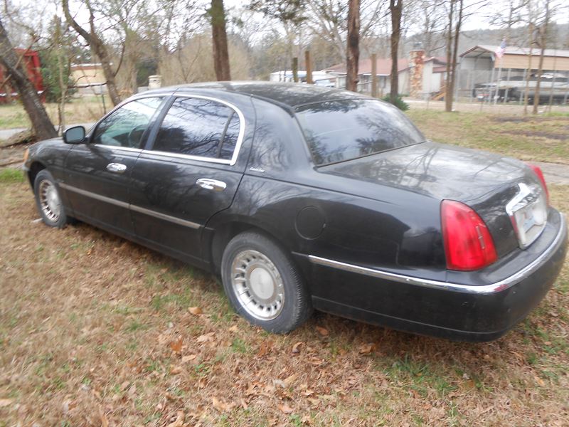 2001 Lincoln Town Car for sale by owner in Rockaway Beach