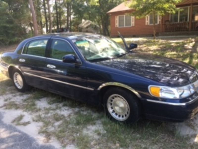 2001 Lincoln Town Car for sale by owner in Oak Island